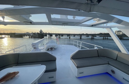 Charleston Boat Rental | Luxury Yacht Charter with private stewardess, great views, & strong Wi-Fi.