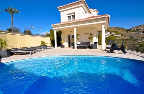 Velilla-Taramay Villa | Luxuryvilla with pool and jacuzzi,BBQ and seaviews
