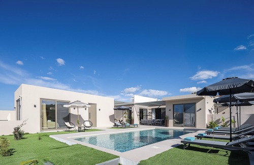 Houdetsi Villa | Lynx Villa - Sculpted in Light & Nature by etouri