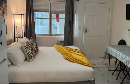 Parkside Condo | M - Lovely Budget Studio Fully Equipped at Hollywood