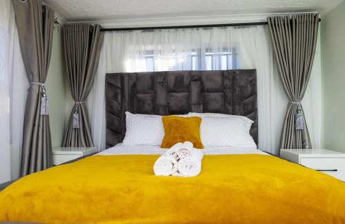 Ruwa House | M&M SIGNATURE GUEST HOUSE 5 BEDDED SLEEPS 8 in RUWA HARARE LUXURIOUS AMENITIES DECO AND MORDEN GAZEBO SOLAR GAS GEYSER WIFI BOREHOLE DURAWALLED GATED SECURITY CAR PARK STAFF LAUNDRY CATERING PURE COMFORT 25MINS FROM CBD &AIRPORT