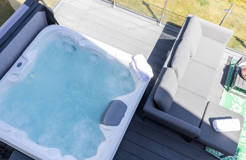 Cirencester Villa | Mackintosh House - ML41 - HOT TUB - Lakeside Spa