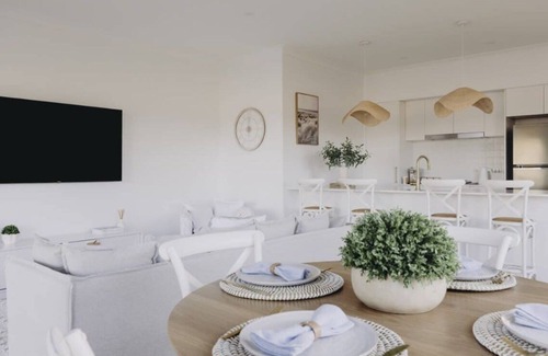 Dubbo House | Macquarie - Sleek & Stylish, Countryside Views
