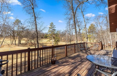 East Gull Lake House | Madden’s West Golf Home. Decks, Views, Walkout. Near NHRA Nationals & Lakes Jam
