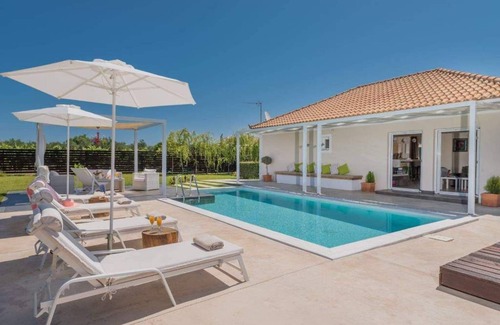 Vanato Villa | Madini Luxury Villa with free Pool Heating