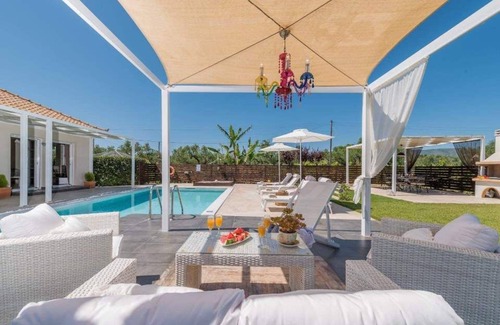 Vanato Villa | Madini Luxury Villa with free Pool Heating
