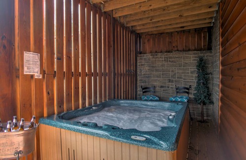 Gatlinburg Cabin | "MAGIC MOUNTAIN RETREAT' luxury cabin with Awesome Location! Free WIFI