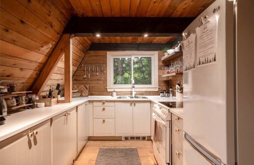 Huntsville Cabin | Magical TreeHouse I Hot Tub, Fireplace, Pets OK