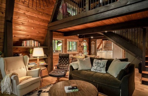 Huntsville Cabin | Magical TreeHouse I Hot Tub, Fireplace, Pets OK