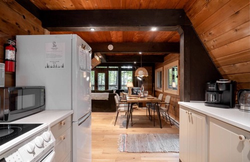 Huntsville Cabin | Magical TreeHouse I Hot Tub, Fireplace, Pets OK