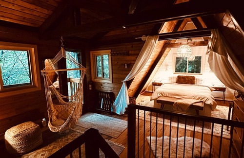 Huntsville Cabin | Magical TreeHouse I Hot Tub, Fireplace, Pets OK