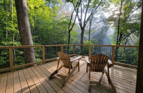 Copperhill Cabin | Magical Treehouse ~ Romantic Hot Tub ~Dog Friendly