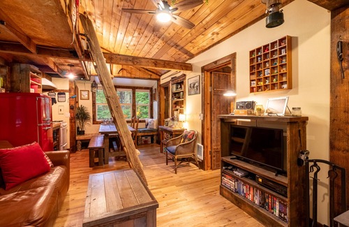 Ashford Cabin | Magical Woodland Retreat just 8 miles from Mount Rainier national Park!