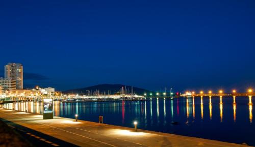 Ponta Delgada House | Magnólia - Casa com dois quartos junto ao mar - Renovada em 2023