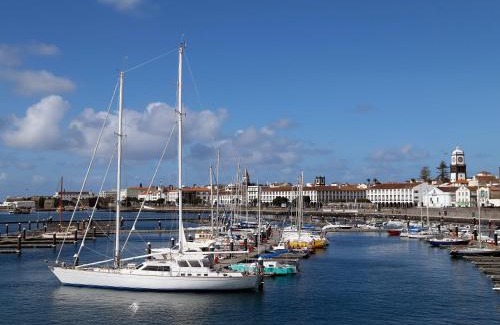 Ponta Delgada House | Magnólia - Casa com dois quartos junto ao mar - Renovada em 2023