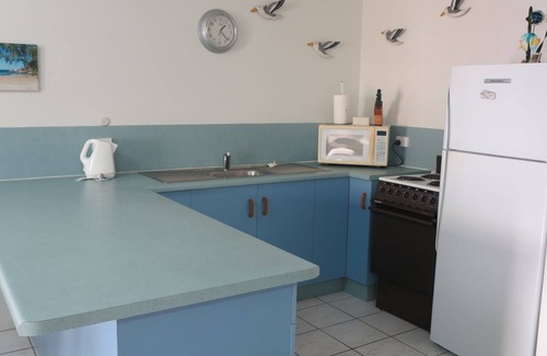 Arcadia Apartment | Magnetic Shores Unit 3 - Delightful tropical getaway across the road to beautiful Alma Bay
