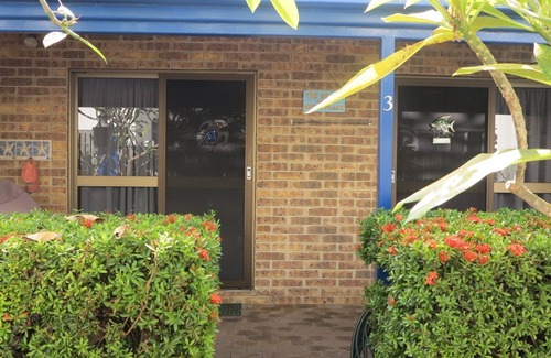 Arcadia Apartment | Magnetic Shores Unit 3 - Delightful tropical getaway across the road to beautiful Alma Bay