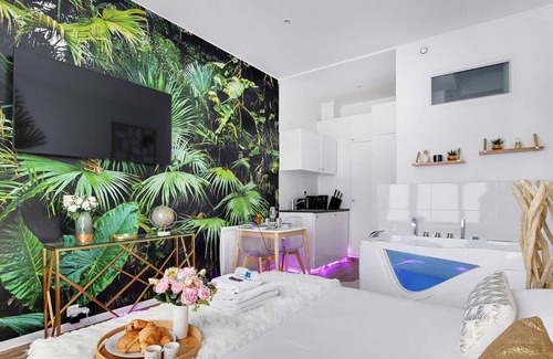 Montmartre Apartment | Magnificent Flat - 2br/6p - Champs Elysaes
