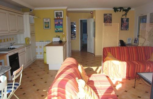 Cavalaire-sur-Mer Apartment | Magnifique T3 Climatisé au Dernier Étage avec Bureau à Cavalaire - FR-1-100-212