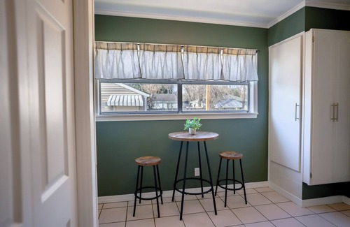 Broadmoor House | Magnolia Cottage/Cozy Stay in Central Location