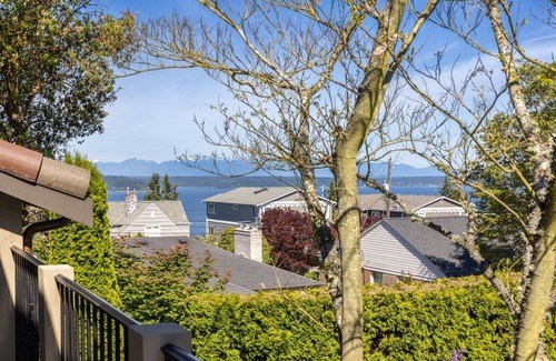 Alki Cottage | Magnolia Cottage near West Seattle's Alki Beach