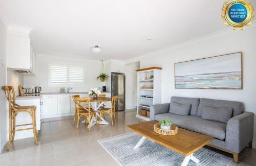Erowal Bay House | Magnolia Cottage - Pet Friendly - 5 Mins Drive to Hyams Beach
