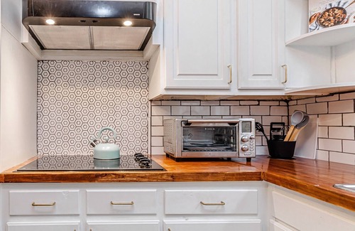 Fondren House | Magnolia Paradise in Fondren! Close to Shops, Eatery & Hospitals