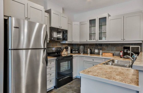 Canmore Apartment | Magpie’s Nest, Nest in the Rockies