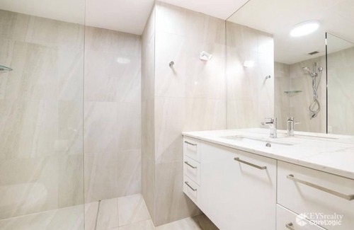 Main Beach Apartment | Main Beach Views!