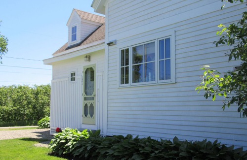 Trevett House | MAINE SALT WATER COTTAGE WITH DOCK - MINUTES TO BOTANICAL GARDENS