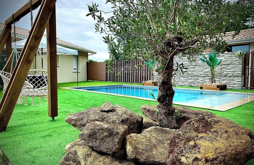 Mios House | Maison 3 Chambres Avec Piscine Chauffée et Terrain de Pétanque