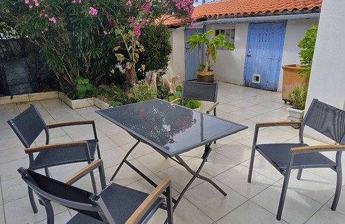 La Rochelle House | Maison 4 Personnes, 2 Chambres Avec Cour, Proche Gare et Centre Ville