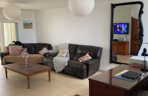 Etang Sale Les Bains House | Maison Avec Jardin Exotique et Terrasse Bohème, Petite vue sur Locéan Indien