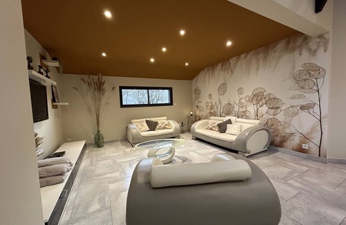 Chateaubriant House | Maison Avec Piscine et Jacuzzi, à 10min du Centre Ville à Pieds. Parking Privé