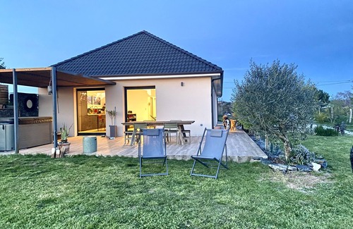 Donzenac House | Maison de Campagne Avec Jacuzzi sur Terrasse - Dans Village Étape !