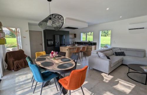 Dounoux House | Maison de vacances raffinée avec terrasse et piscine partagée - FR-1-589-837