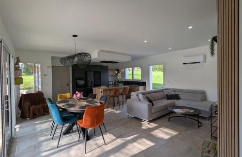 Dounoux House | Maison de vacances raffinée avec terrasse et piscine partagée - FR-1-589-837