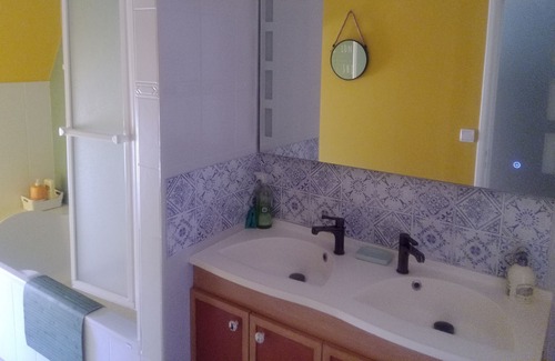 Pleaux Apartment | Maison de Village. Avec Commerces à Proximité. Départ de Sentiers, Vtt, lac 10 k