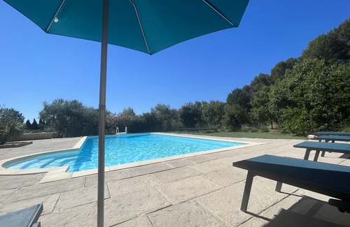 Merindol Villa | Maison des Arches. At the foot of the Petit Luberon. 6 bedrooms. Swimming pool.