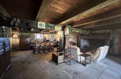 Egliseneuve-d'Entraigues House | Maison Typique Auvergnate