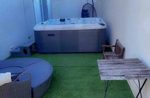 Jonquieres-Saint-Vincent Villa | Maison Avec Piscine et Jacuzzi Privés