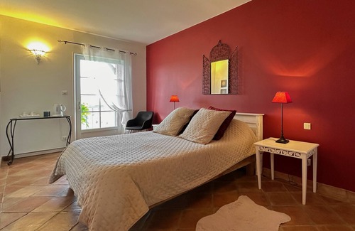 La Fagette Bed & Breakfast | Maison Oléa - "Pourpre" guest room overlooking the Vézère valley