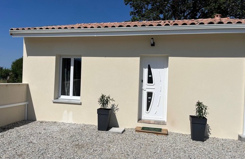 Cussac-Fort-Medoc House | Maison Petite Escapade 4p View over vineyards Private Jacuzzi all year round