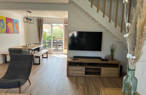 La Tranche-sur-Mer House | Maison rénovée proche plage et centre-ville, 8 pers, 4 ch, jardin, terrasse, wifi, équipements bébé - FR-1-194-287