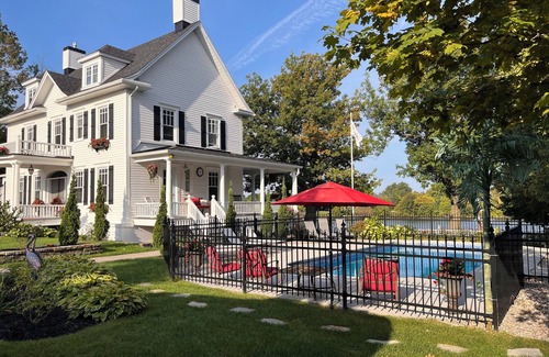 Beloeil House | Maison sur le Bord de L'eau et vue sur la Montagne St-hilaire