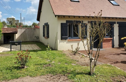 Ferrieres House | Maisonette with garden, close to shops and the castle of the fountain.
