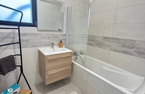 Moneteau House | Maisonette Calme , Parking Gratuit Sécurisé Avec Portail/5 min Autoroute A6