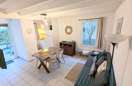 Le Verdon-sur-Mer House | Maisonnette close to beaches in residence with swimming pool + 4 bicycles