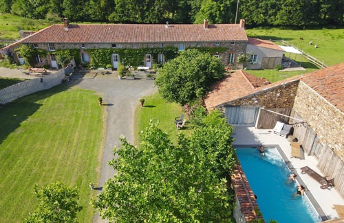 Cholet Apartment | Maisonnette dans la Grange, swimming pool, countryside, horses, forest and lake, Puy du Fou