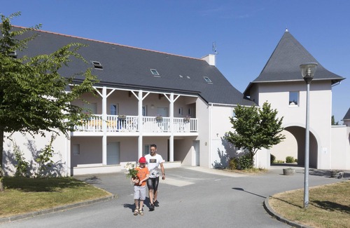 Le Tronchet Condo | Maisonnette Spacieuse + Terrasse | Accès Piscine